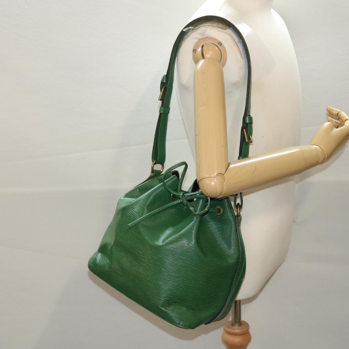 LOUIS VUITTON Epi Petit Noe Shoulder Bag Green M44104 LV Auth ep1280