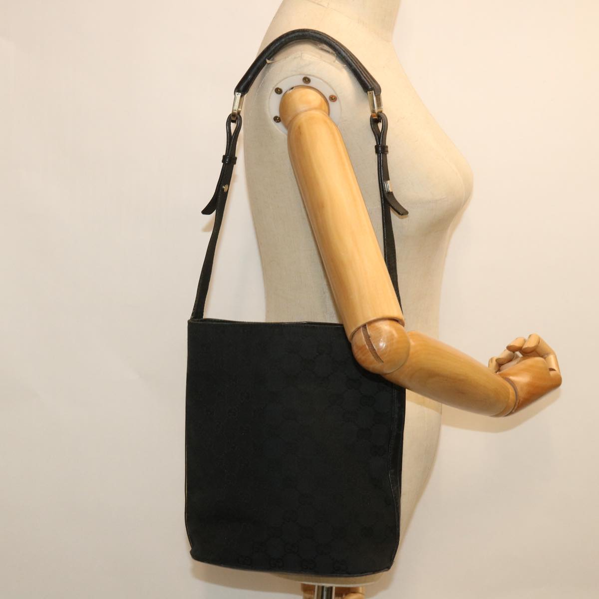 GUCCI GG Canvas Shoulder Bag Black 001 4286 Auth ep1868