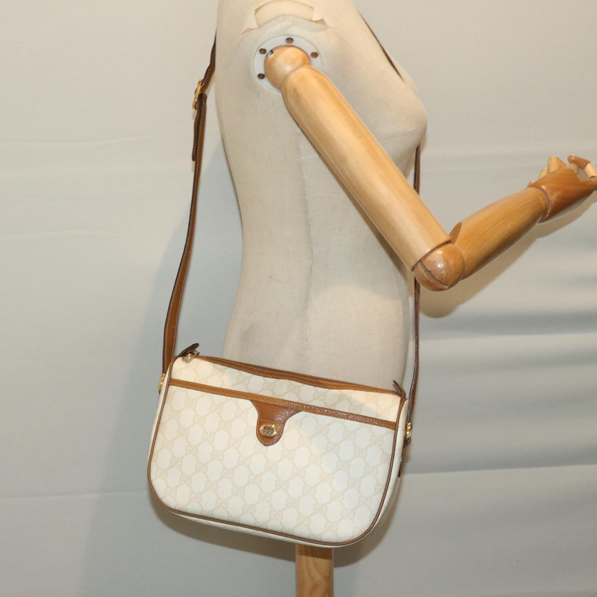 GUCCI GG Supreme Shoulder Bag White 89 02 077 Auth ep3417