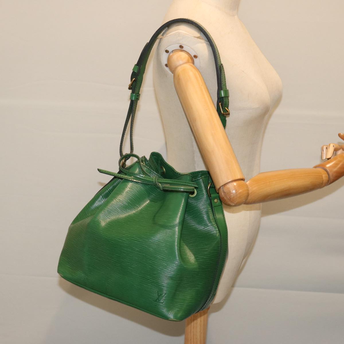 LOUIS VUITTON Epi Petit Noe Shoulder Bag Green M44104 LV Auth ep3740