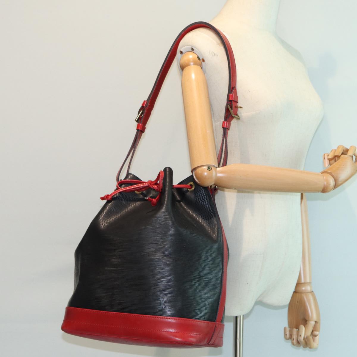 LOUIS VUITTON Epi Noe Shoulder Bag By color Black Red M44017 LV Auth ep4953