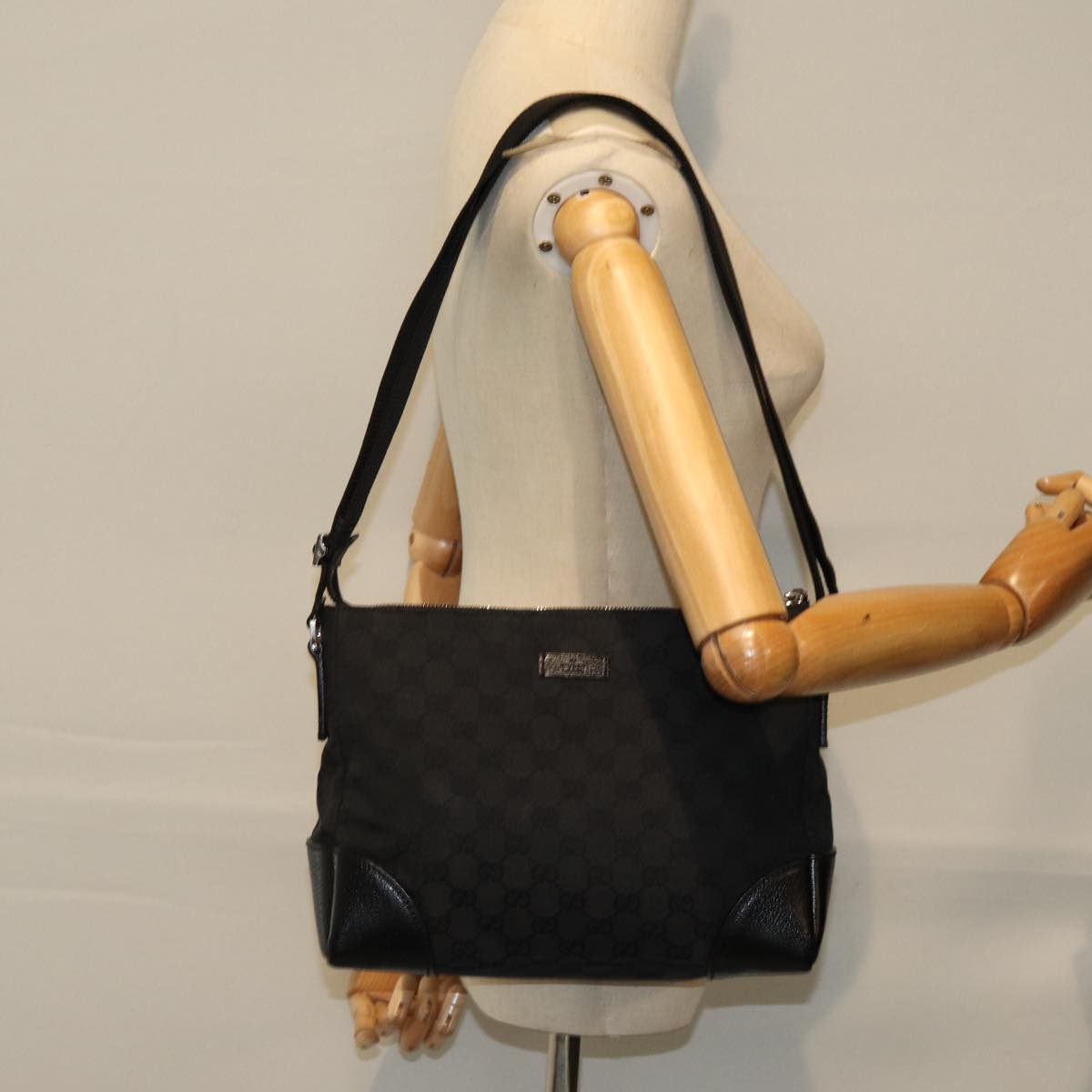 GUCCI GG Canvas Shoulder Bag Black Auth ep5103