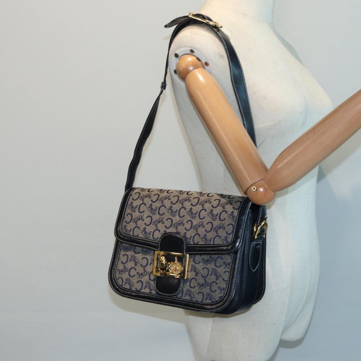 CELINE C Sulky Shoulder Bag Navy Gold Auth ep5332