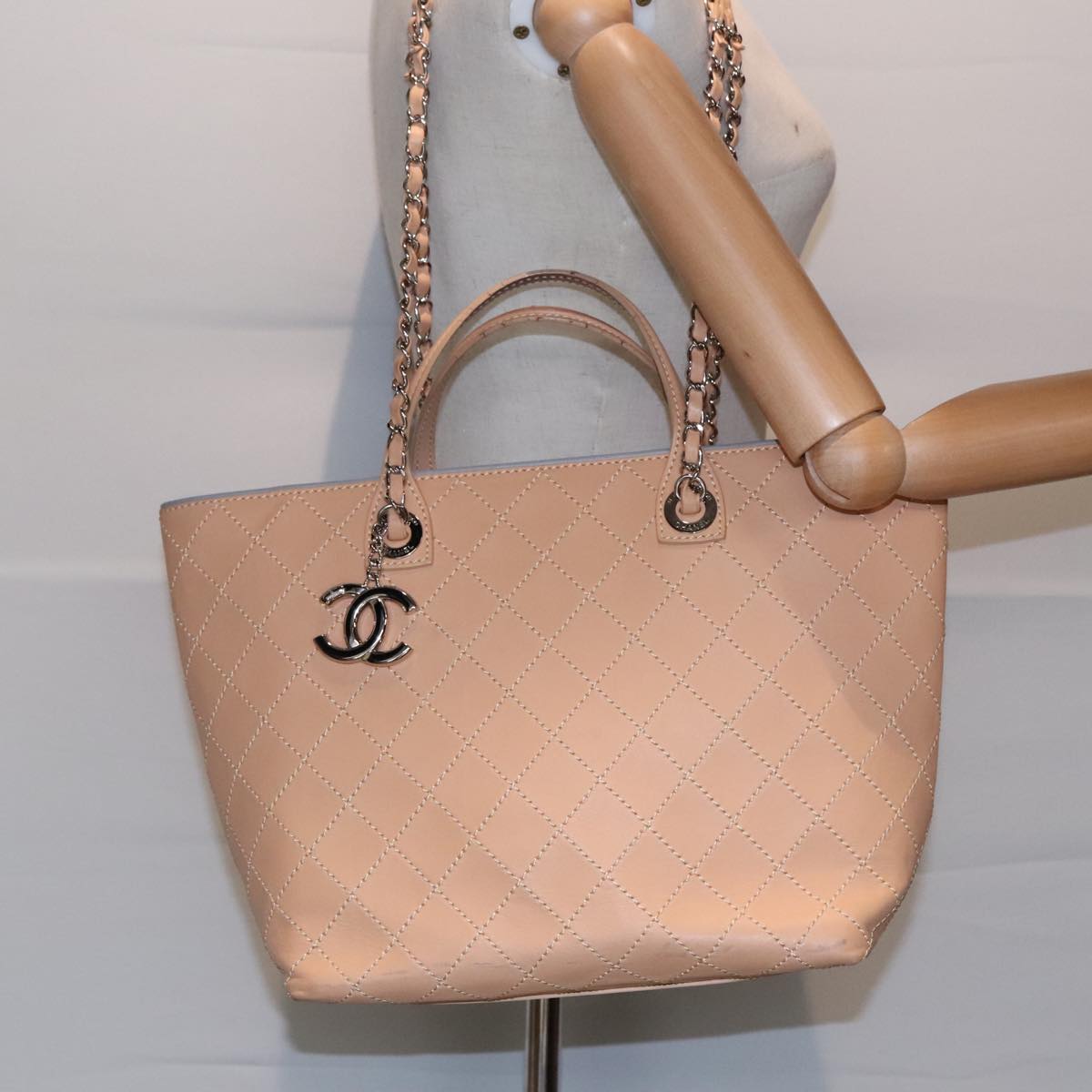 CHANEL Matelasse Chain Tote Bag Leather Beige Silver CC Auth ep5902