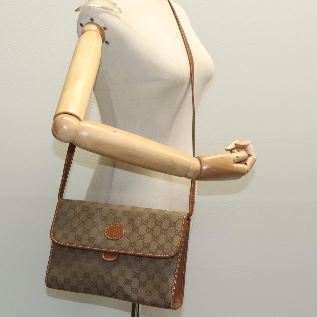 GUCCI GG Canvas Shoulder Bag Beige Gold Auth ep6167