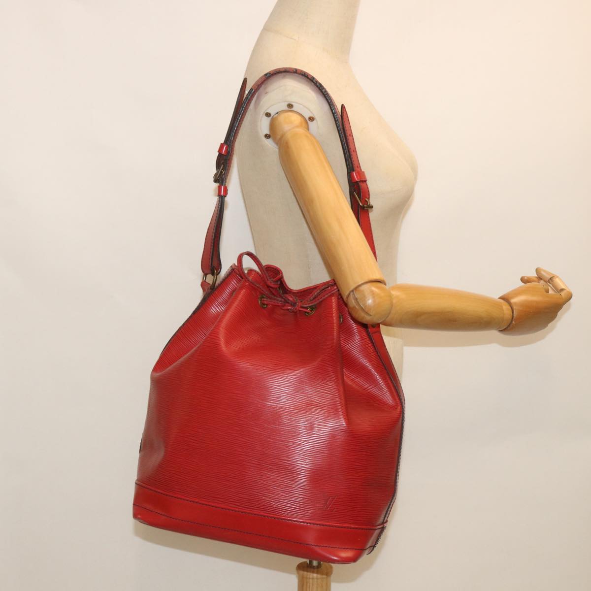 LOUIS VUITTON Epi Noe Shoulder Bag Red M44007 LV Auth fm2810