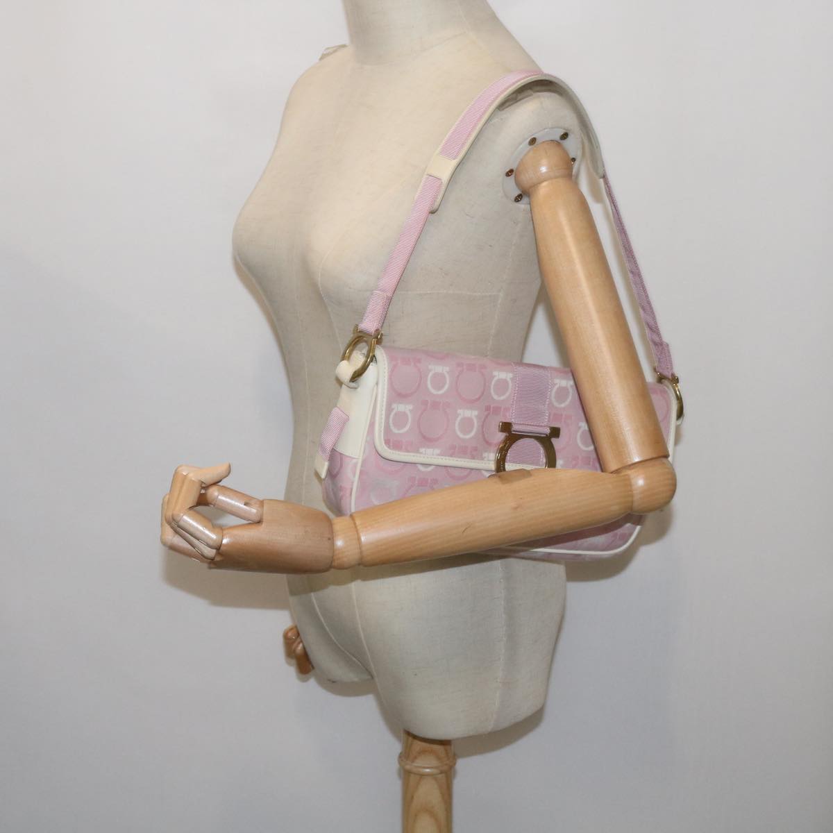 Salvatore Ferragamo Gancini Shoulder Bag Canvas Pink Auth fm3145