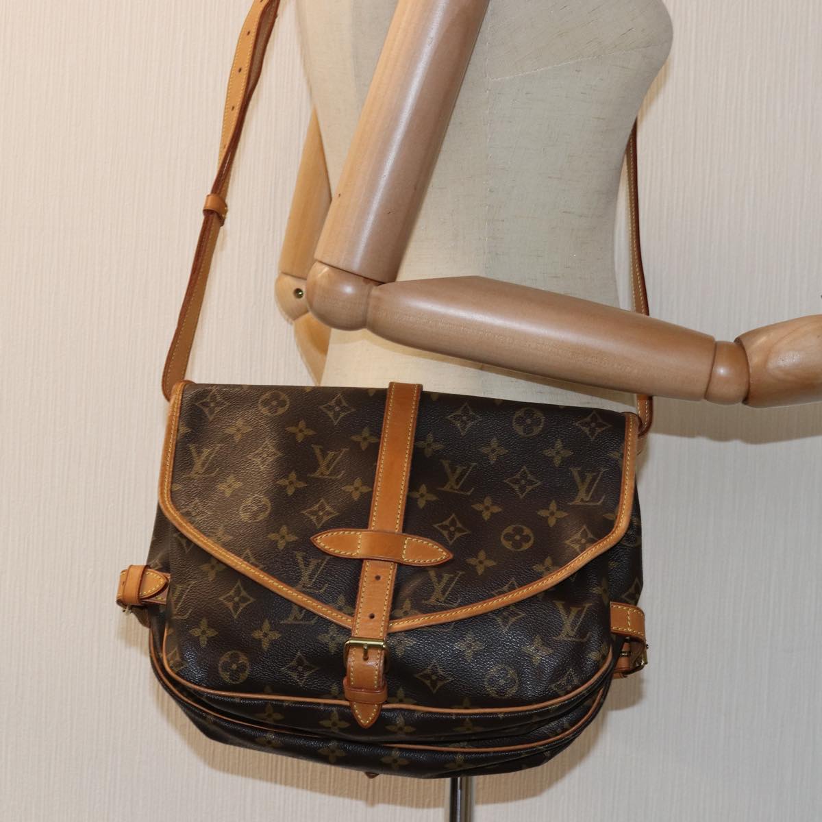 LOUIS VUITTON Monogram Saumur 30 Shoulder Bag M42256 LV Auth fm3388