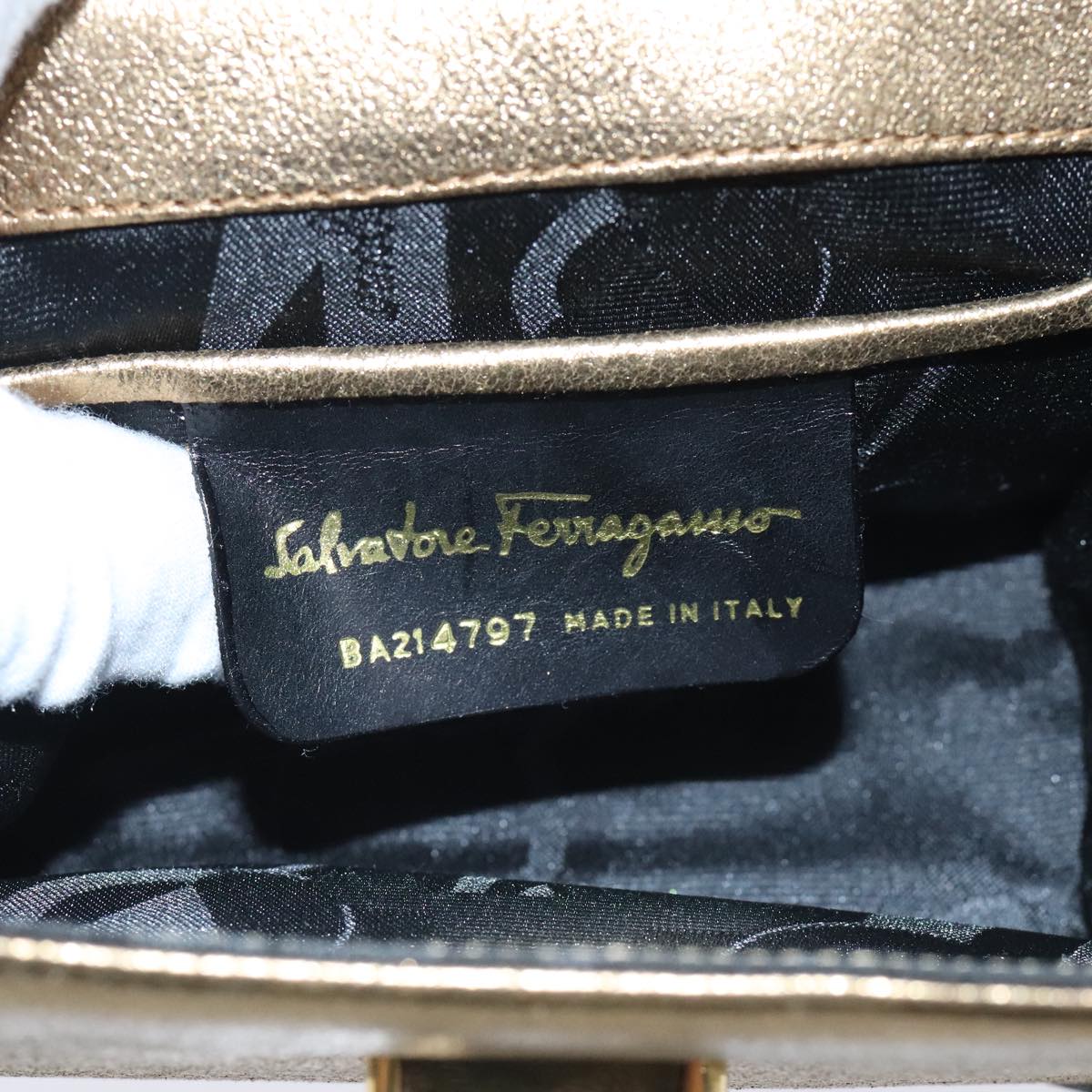 Salvatore Ferragamo Gancini Shoulder Bag Leather Gold Auth hk1653