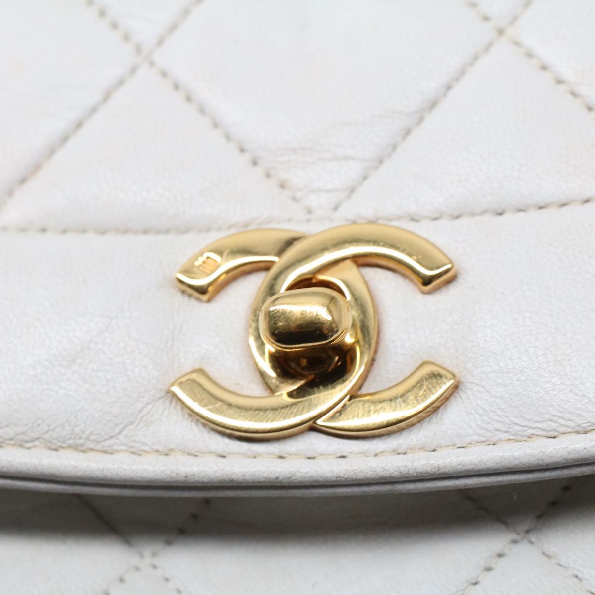 CHANEL Diana Matelasse Shoulder Bag Lamb Skin White CC Auth hk802