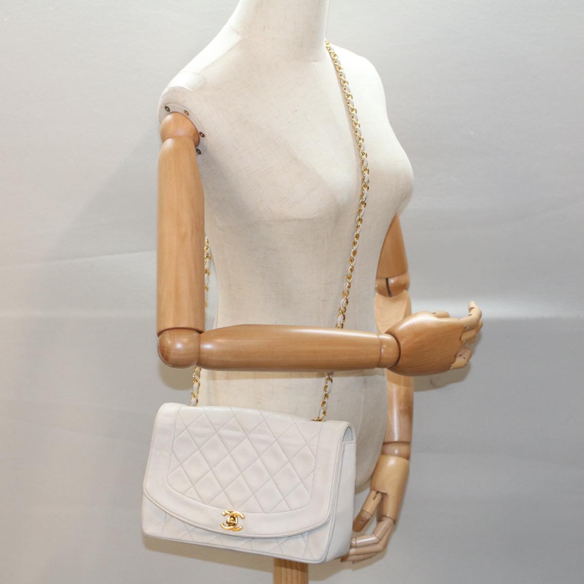 CHANEL Diana Matelasse Shoulder Bag Lamb Skin White CC Auth hk802