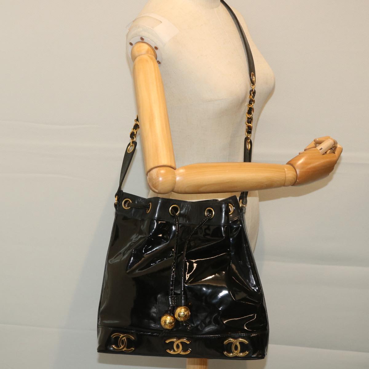 CHANEL Shoulder Bag Patent leather Black CC Auth hk899