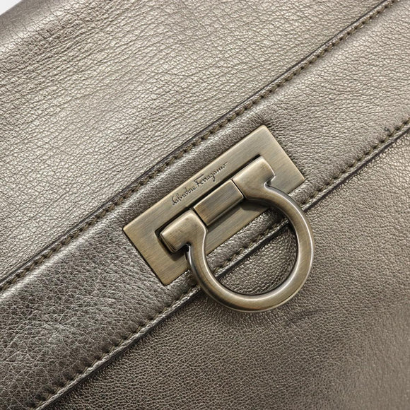 Salvatore Ferragamo Gancini Handtasche Leder Silber Auth ka4466