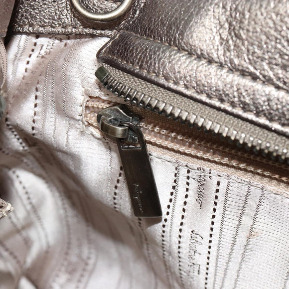 Salvatore Ferragamo Gancini Handtasche Leder Silber Auth ka4466