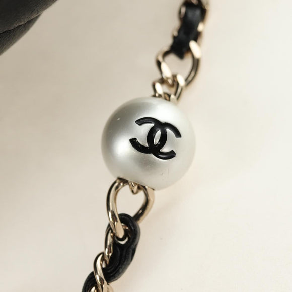 CHANEL Matelassé Perlenketten-Schultertasche Lammleder Schwarz Gold CC Auth ka4643M