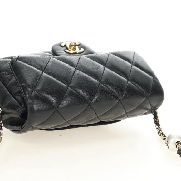 CHANEL Matelassé Perlenketten-Schultertasche Lammleder Schwarz Gold CC Auth ka4643M