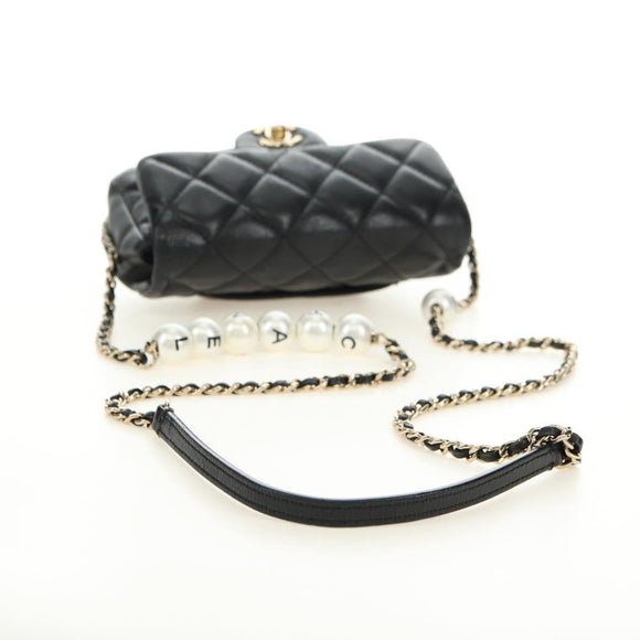 CHANEL Matelassé Perlenketten-Schultertasche Lammleder Schwarz Gold CC Auth ka4643M