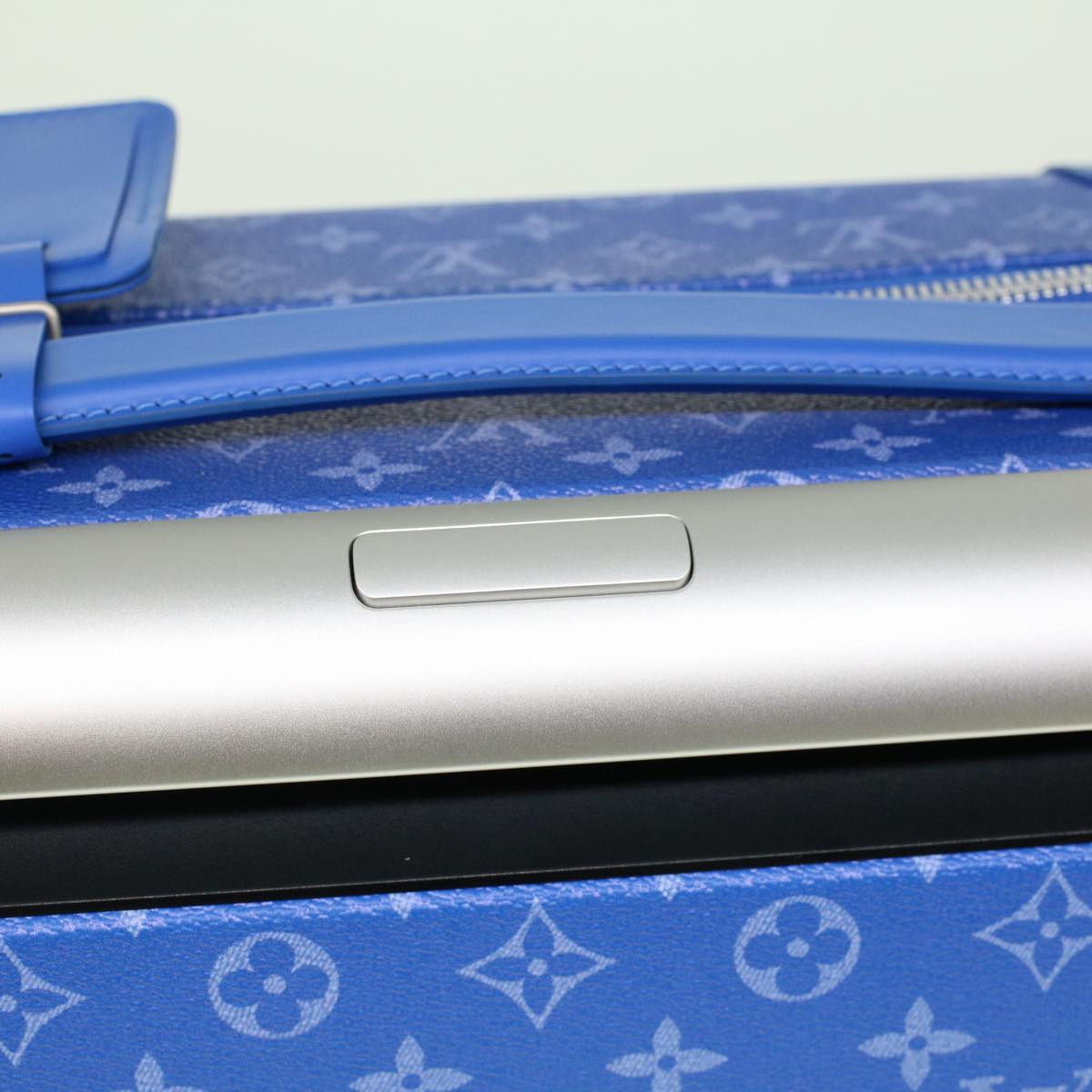 LOUIS VUITTON Monogram Clouds Horizon 55 Suitcase Blue M20411 LV Auth ki3461A