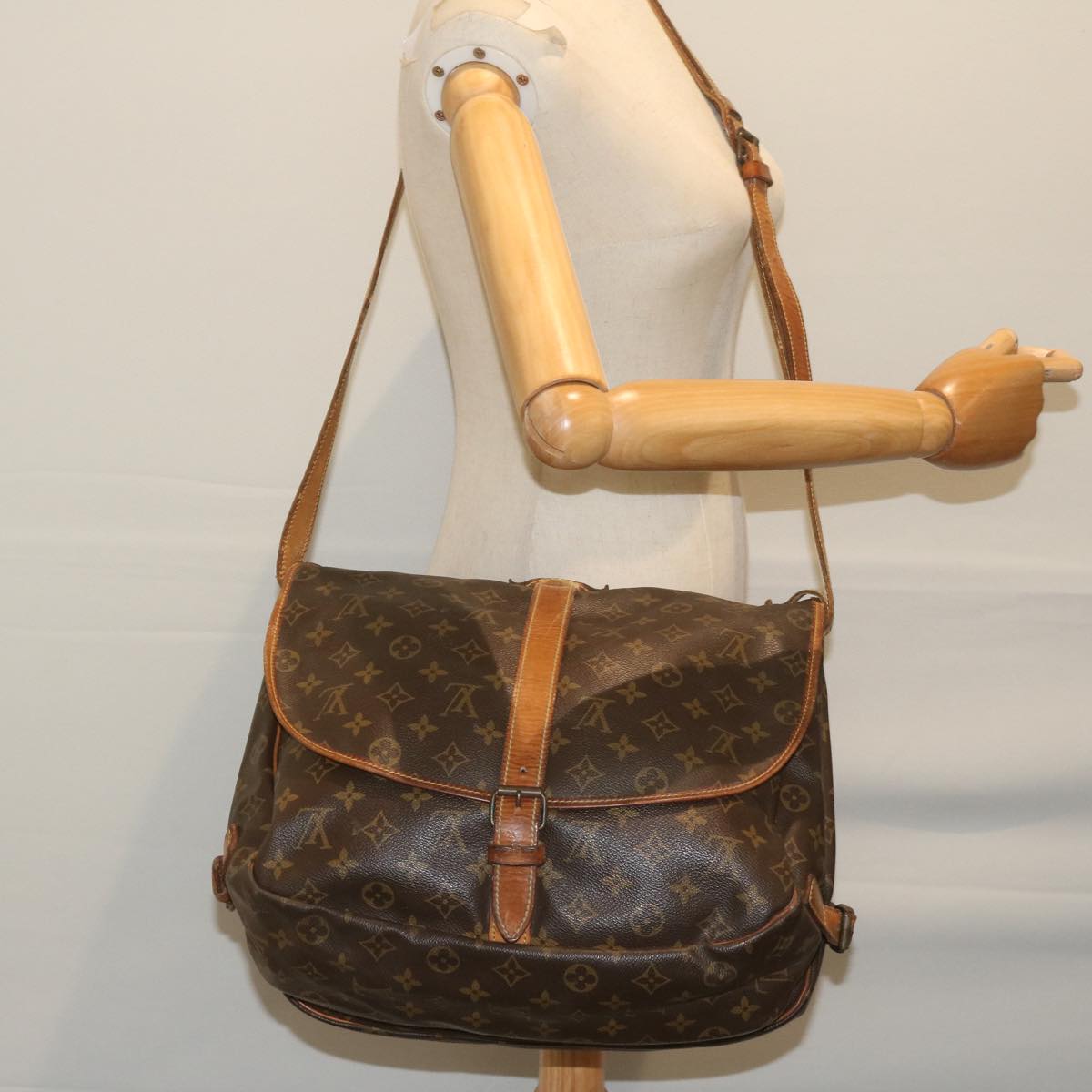 LOUIS VUITTON Monogram Saumur 35 Shoulder Bag M42254 LV Auth ki3888