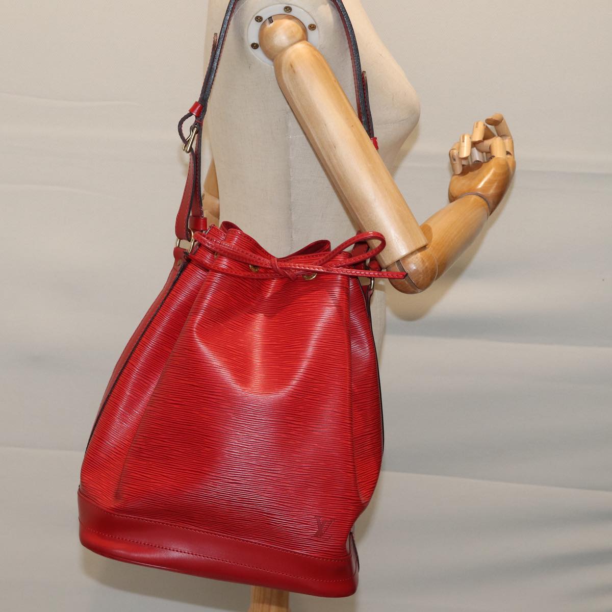 LOUIS VUITTON Epi Noe Shoulder Bag Red M44007 LV Auth ki4381