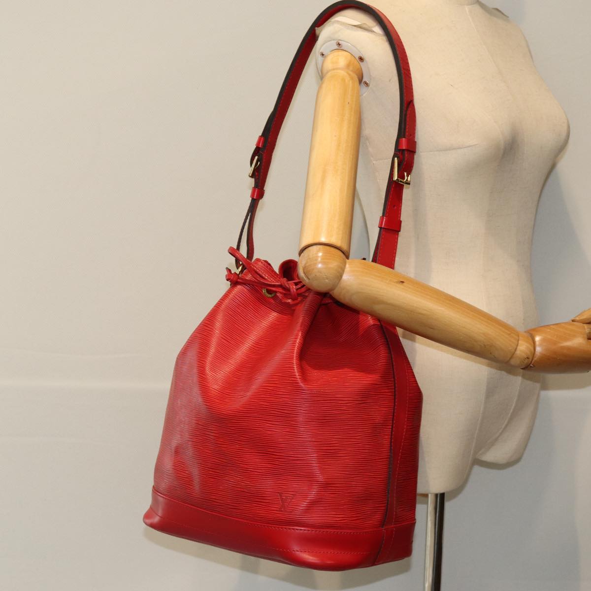 LOUIS VUITTON Epi Noe Shoulder Bag Red M44007 LV Auth ki4494