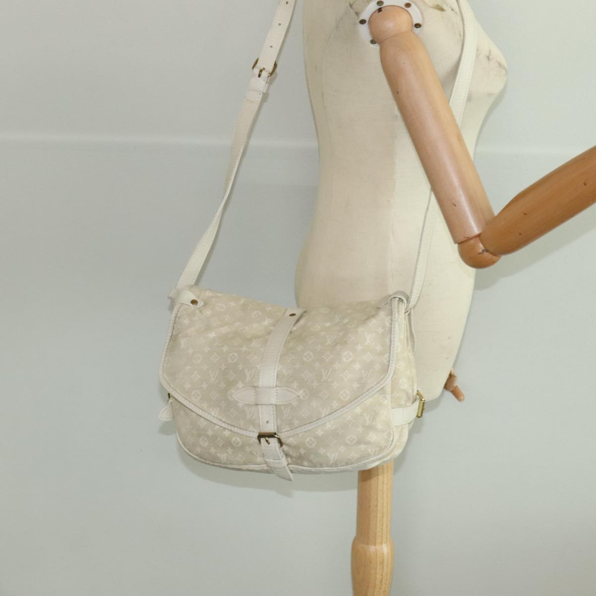 LOUIS VUITTON Monogram Mini Lin Saumur PM Shoulder Bag Ivory M95314 Auth kk368