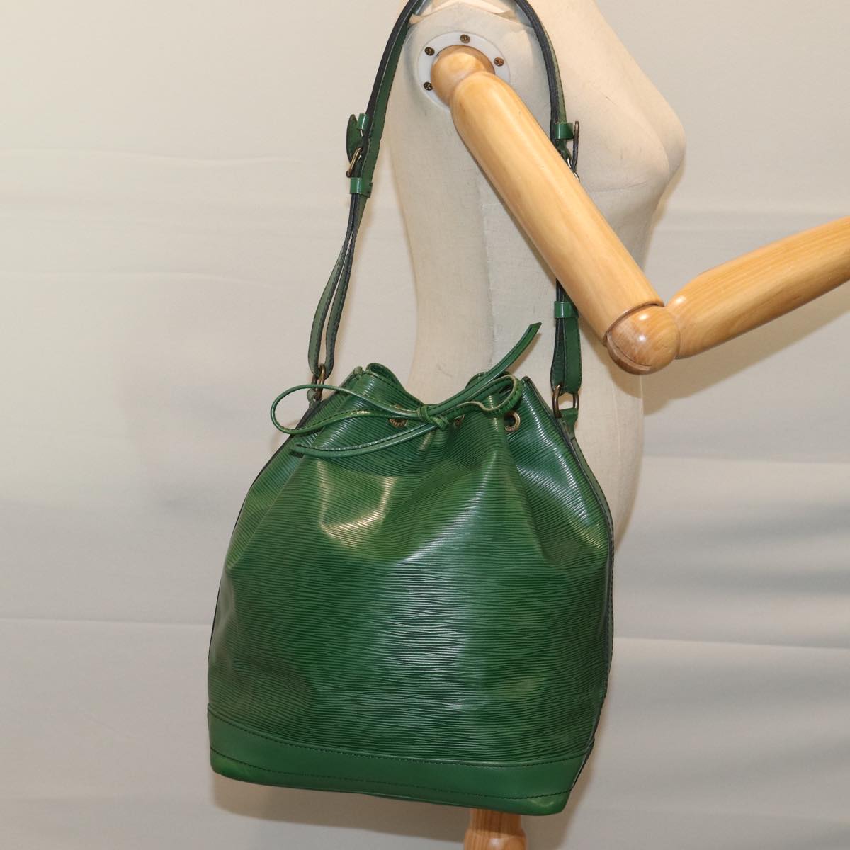 LOUIS VUITTON Epi Noe Shoulder Bag Green M44004 LV Auth mr145