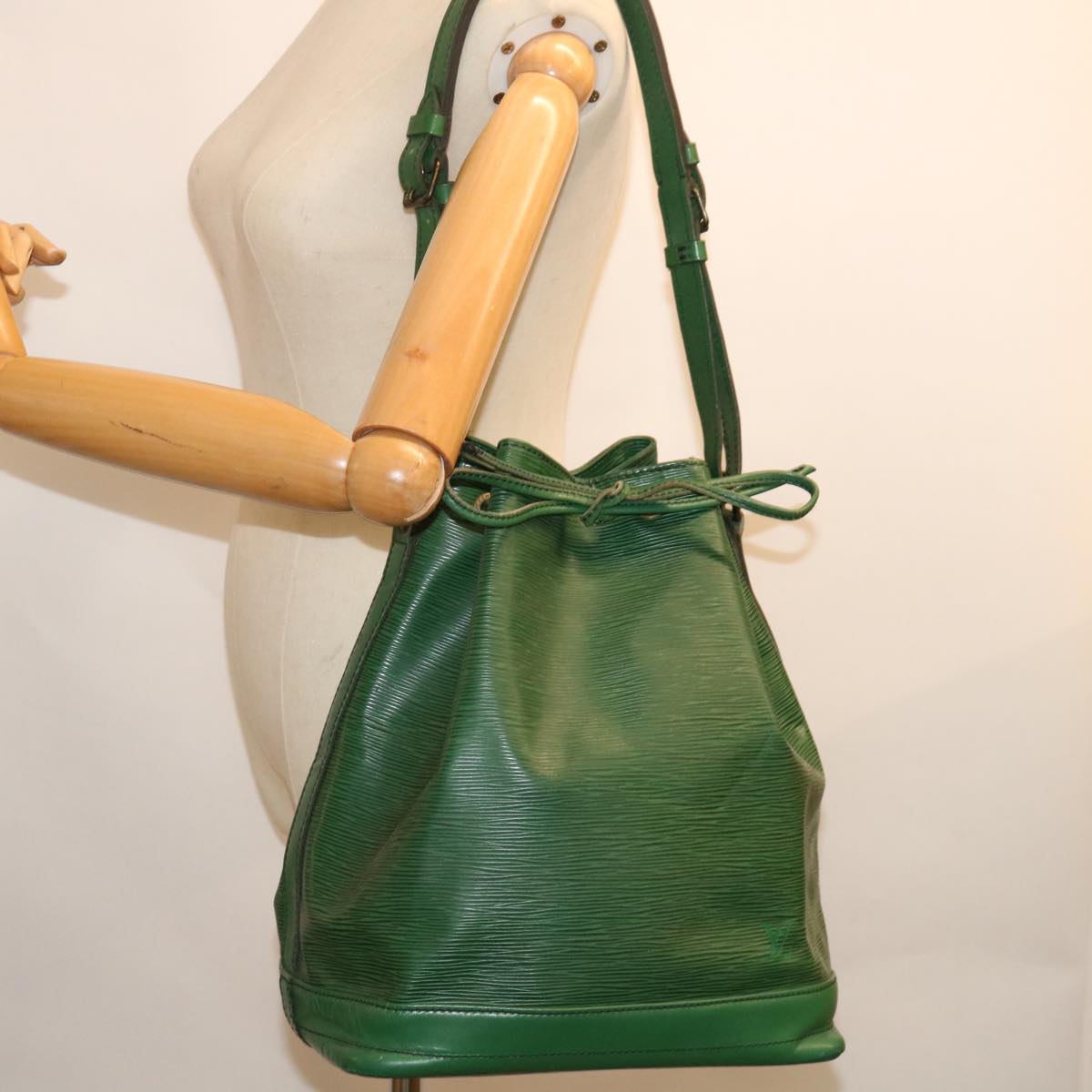 LOUIS VUITTON Epi Noe Shoulder Bag Green M44004 LV Auth mr148