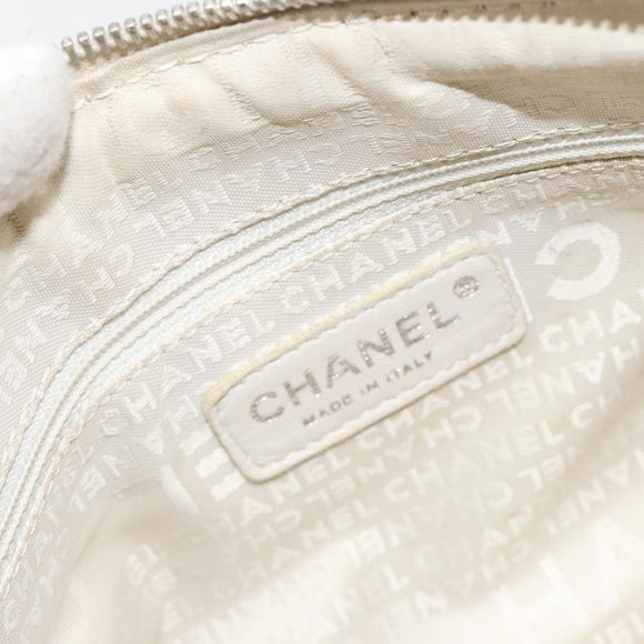 CHANEL Matelasse Chain Shoulder Bag Caviar Skin White Silver CC Auth mr2505