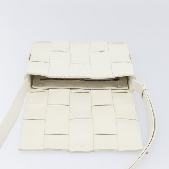 BOTTEGA VENETA MAXI INTRECCIATO Cassette Bag Leather White Silver Auth mr2874V