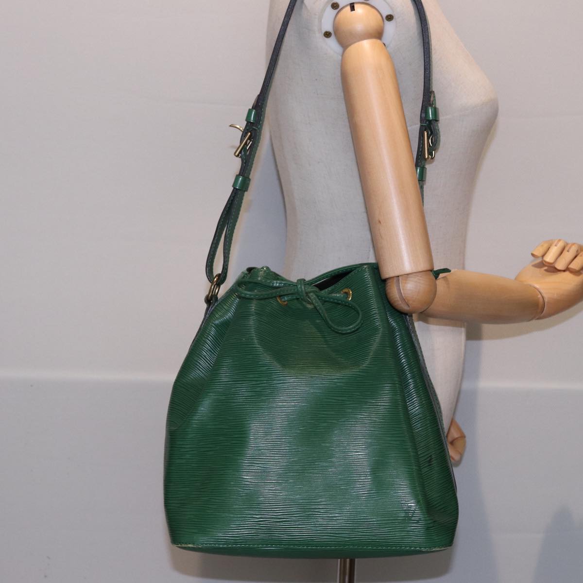 LOUIS VUITTON Epi Petit Noe Shoulder Bag Green M44104 LV Auth mr336