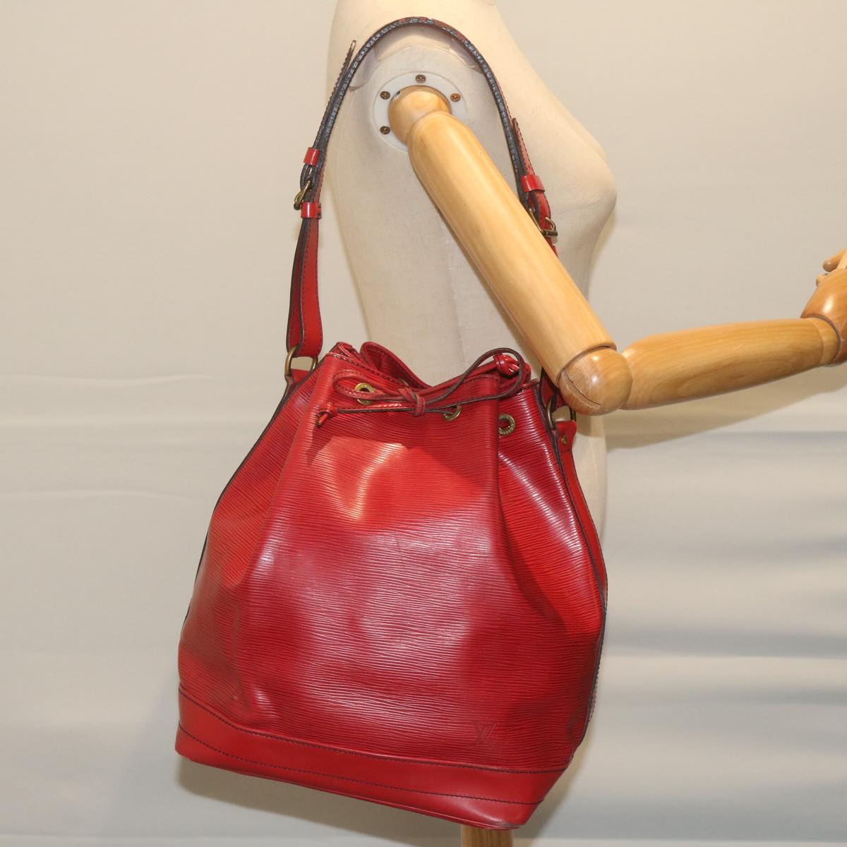 LOUIS VUITTON Epi Noe Shoulder Bag Red M44007 LV Auth th4376