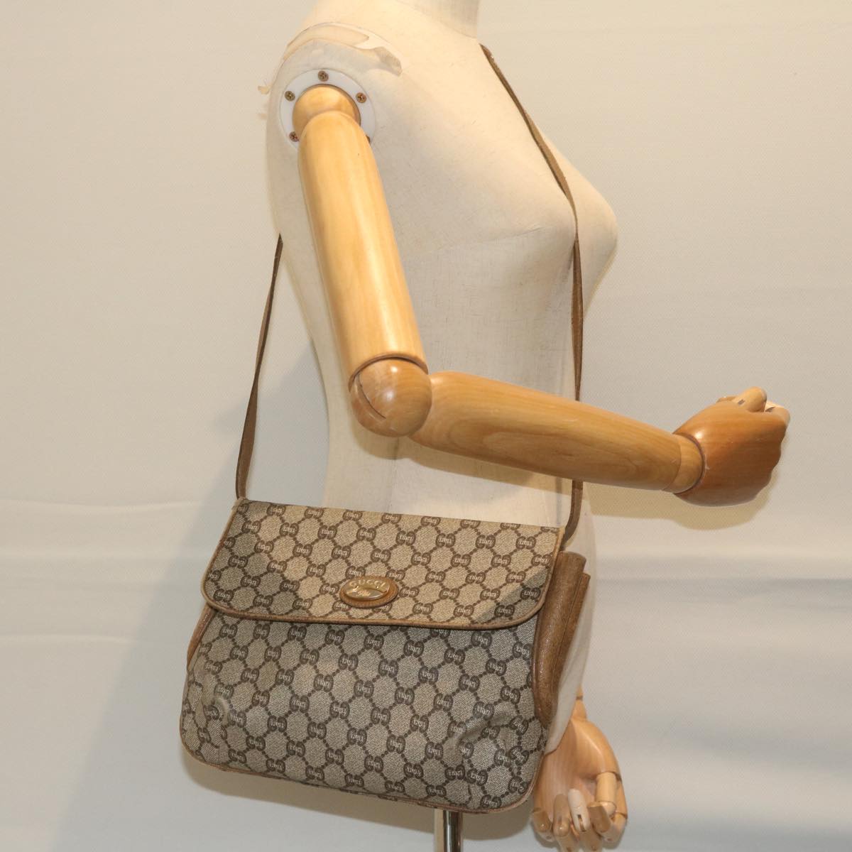 GUCCI GG Plus Supreme Shoulder Bag PVC Leather Beige Auth th4389