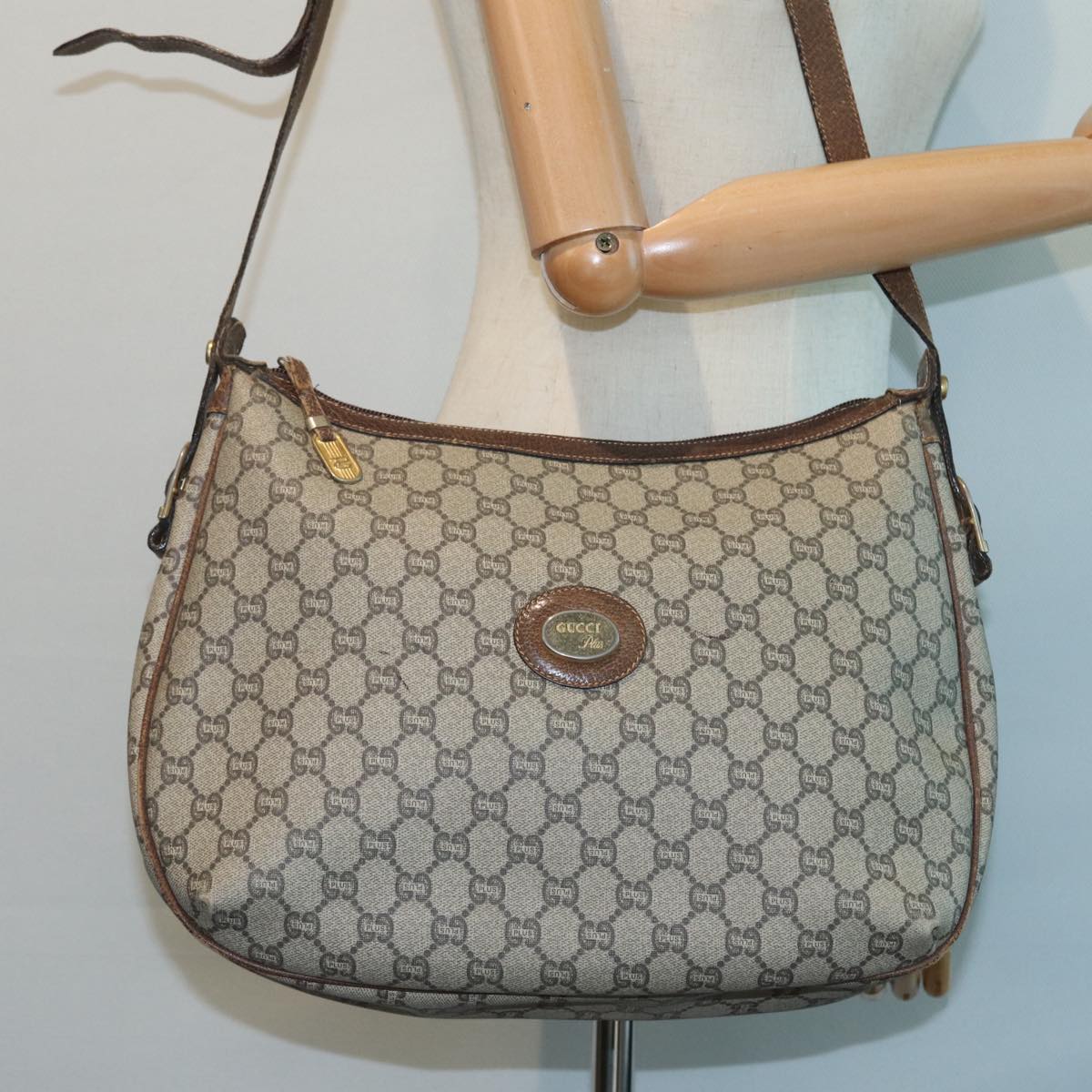 GUCCI GG PLUS Canvas Shoulder Bag PVC Leather Beige Auth th5152