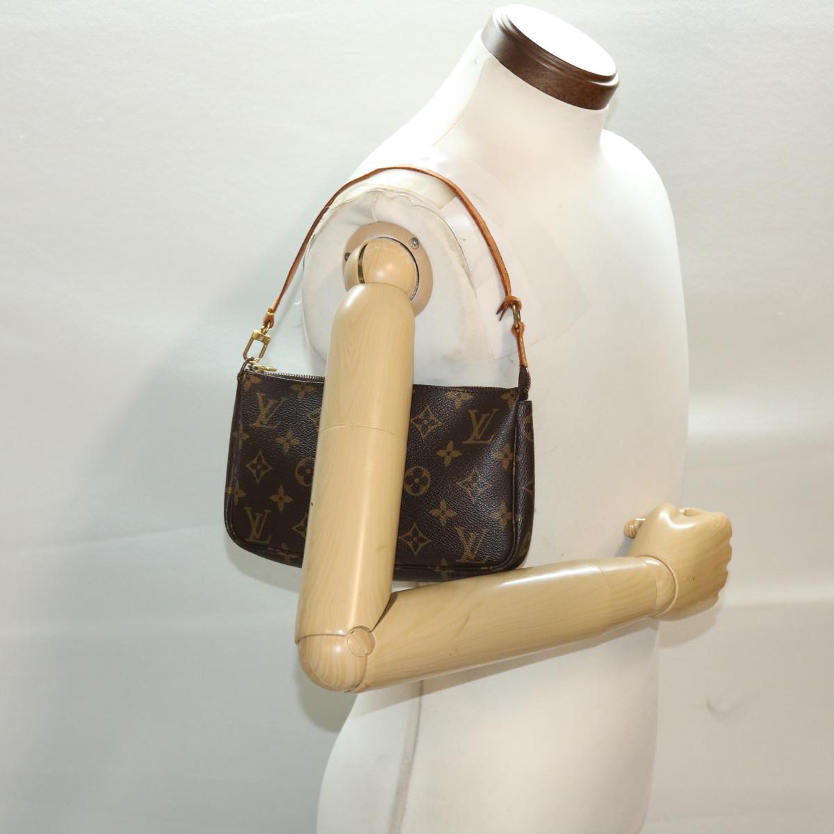 LOUIS VUITTON Monogram Pochette Accessoires Pouch LV Auth pt1644