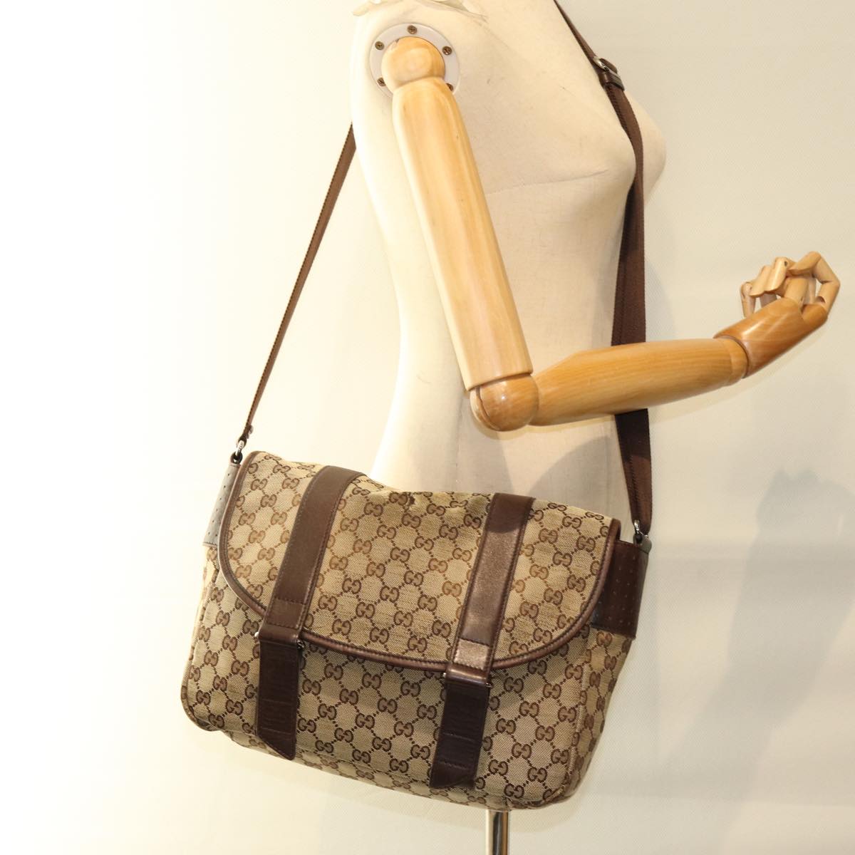 GUCCI GG Canvas Shoulder Bag Beige Auth ti1673