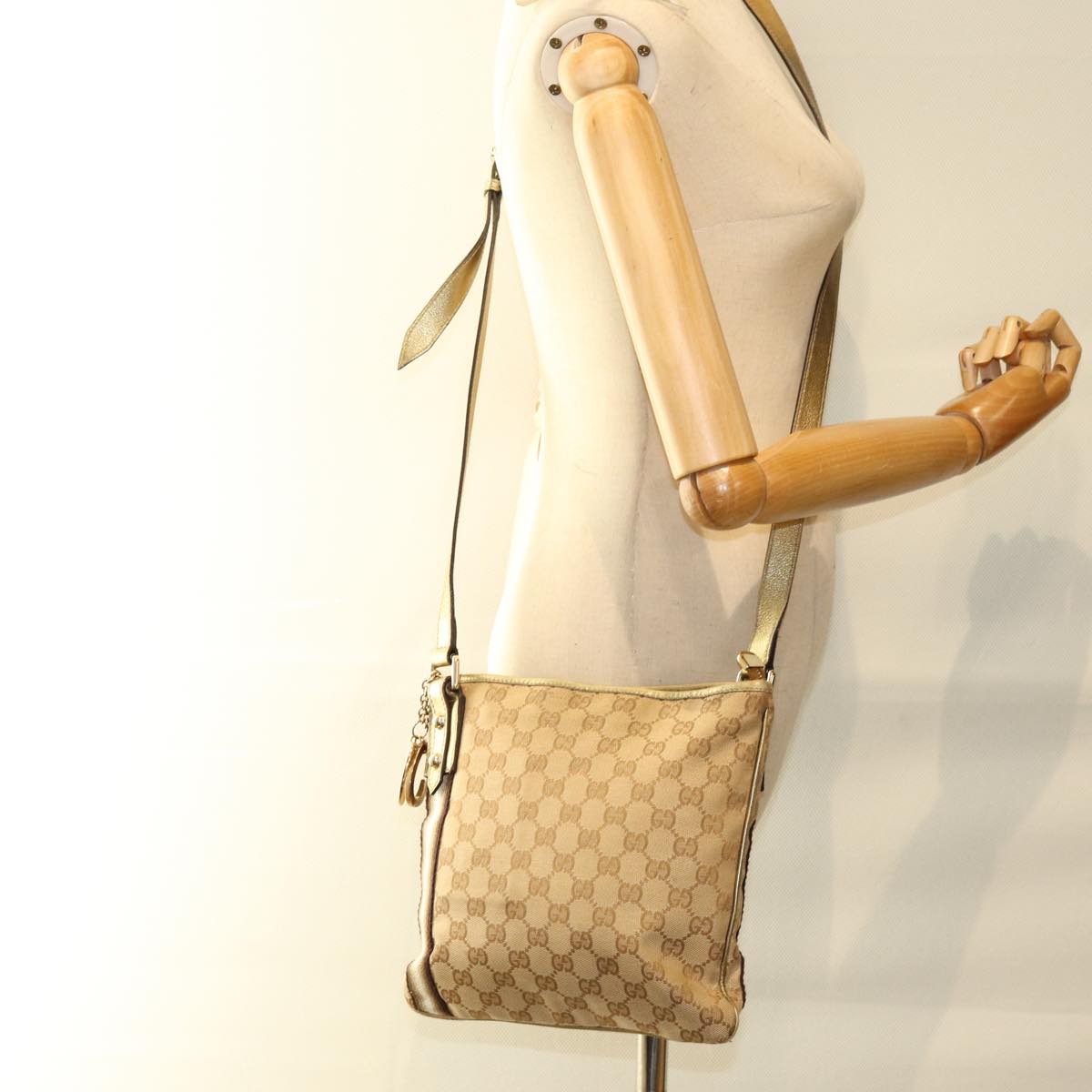 GUCCI GG Canvas Shoulder Bag Beige Gold Auth ti1674