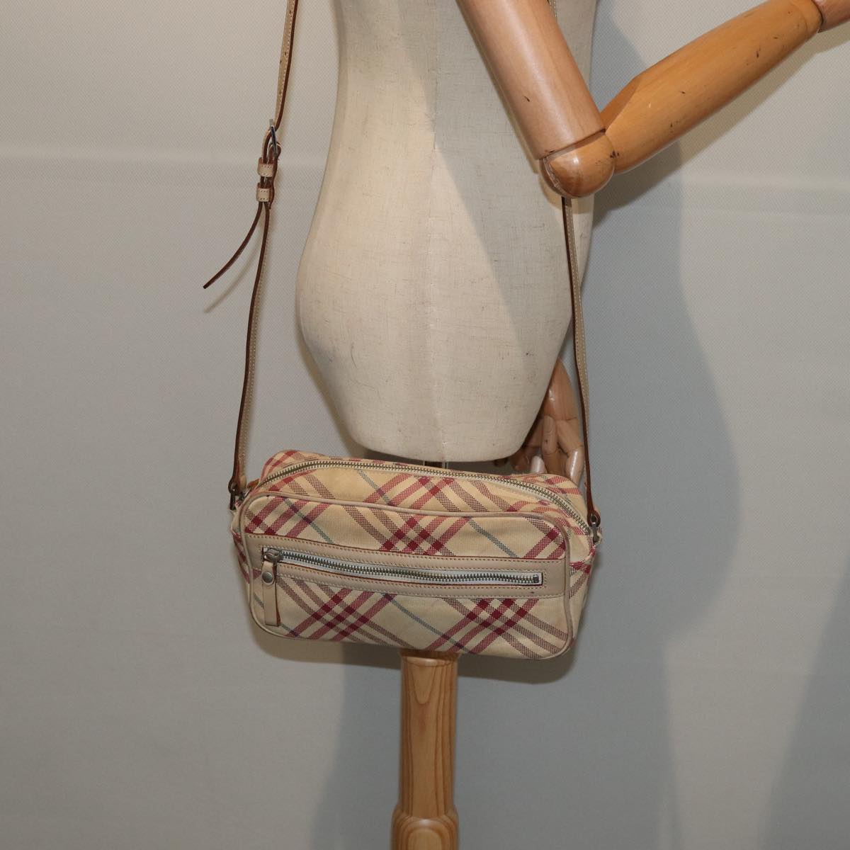 BURBERRY Nova Check Blue Label Shoulder Bag Canvas Beige Red Auth ti1983