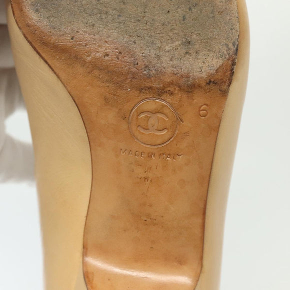 CHANEL Pumps High heels Leather Beige CC Auth ti3387