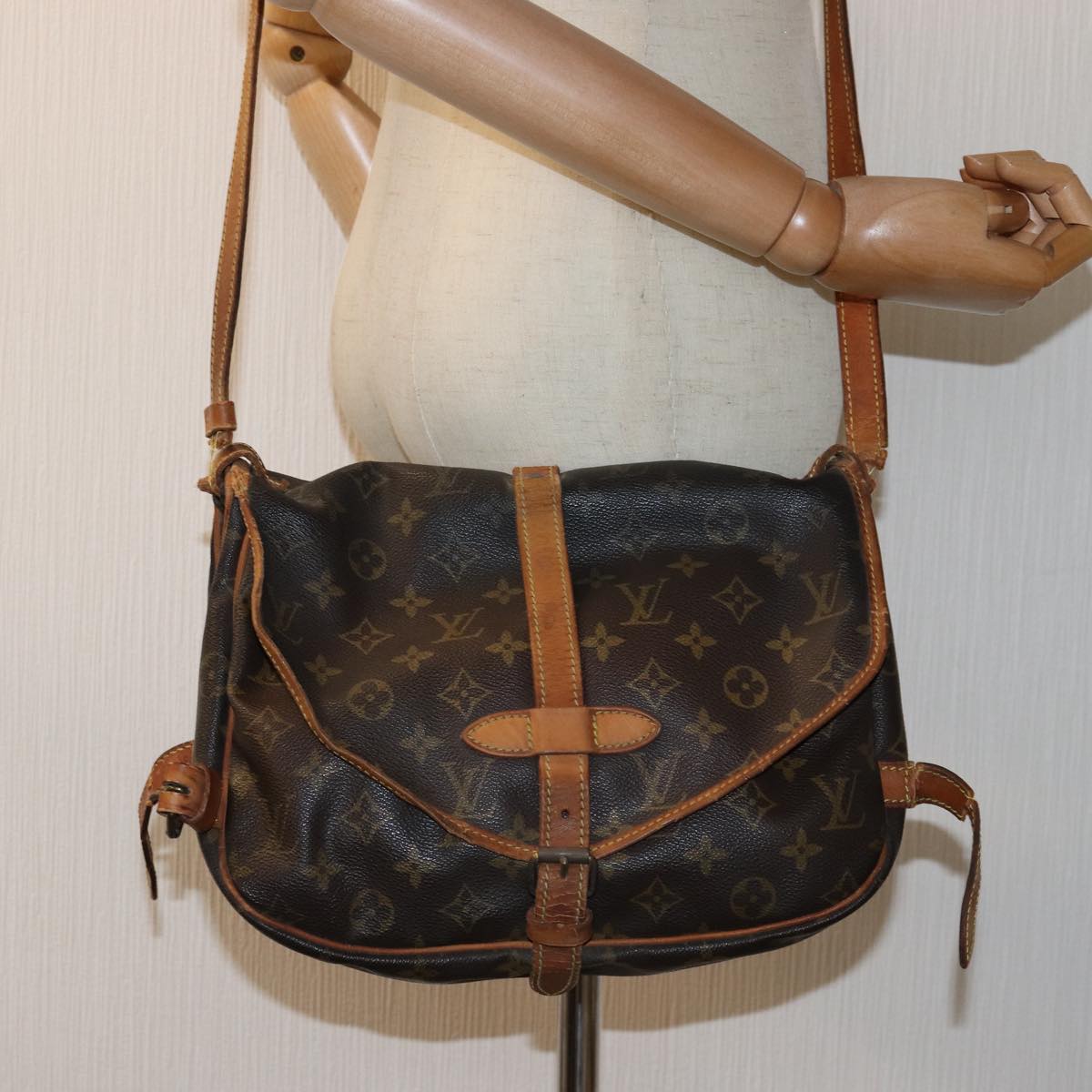 LOUIS VUITTON Monogram Saumur 30 Shoulder Bag M42256 LV Auth yk12135