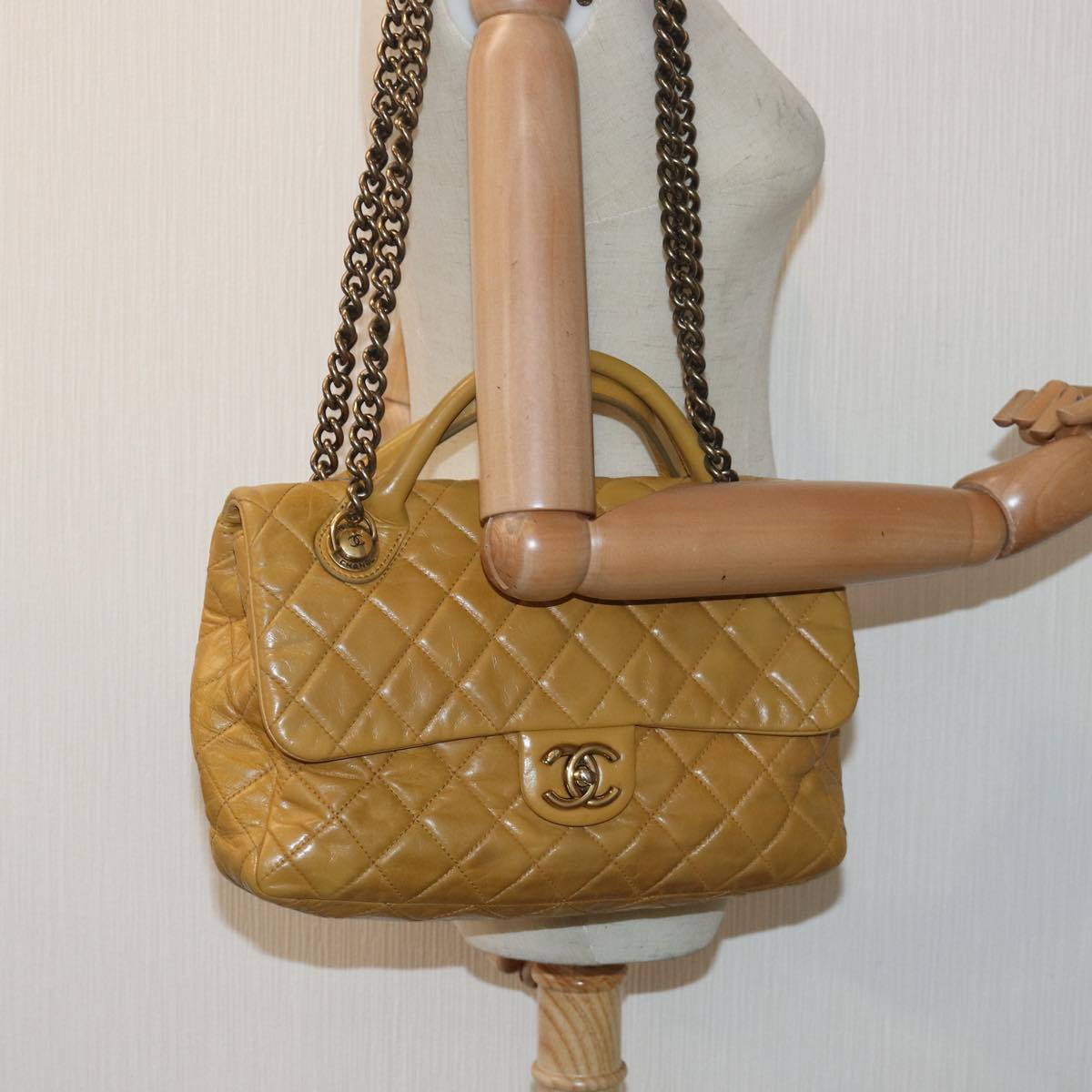 CHANEL Matelasse Turn Lock Chain Shoulder Bag Leather Yellow CC Auth yk13973A