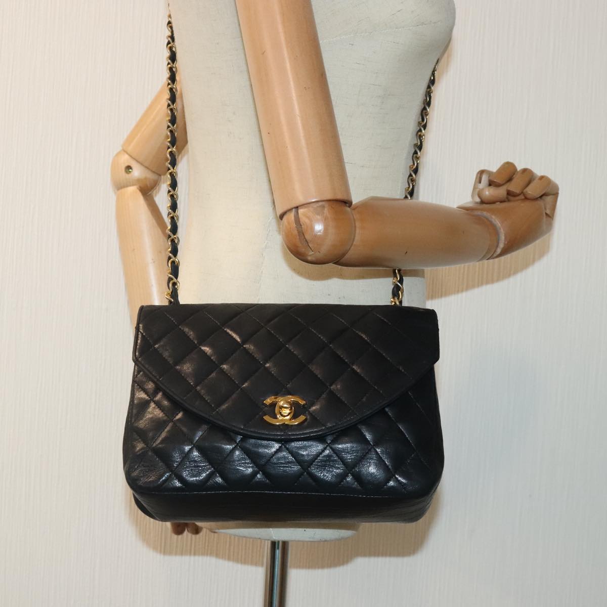 CHANEL Matelasse Turn Lock Chain Bag Lamb Skin Black Gold CC Auth yk14979