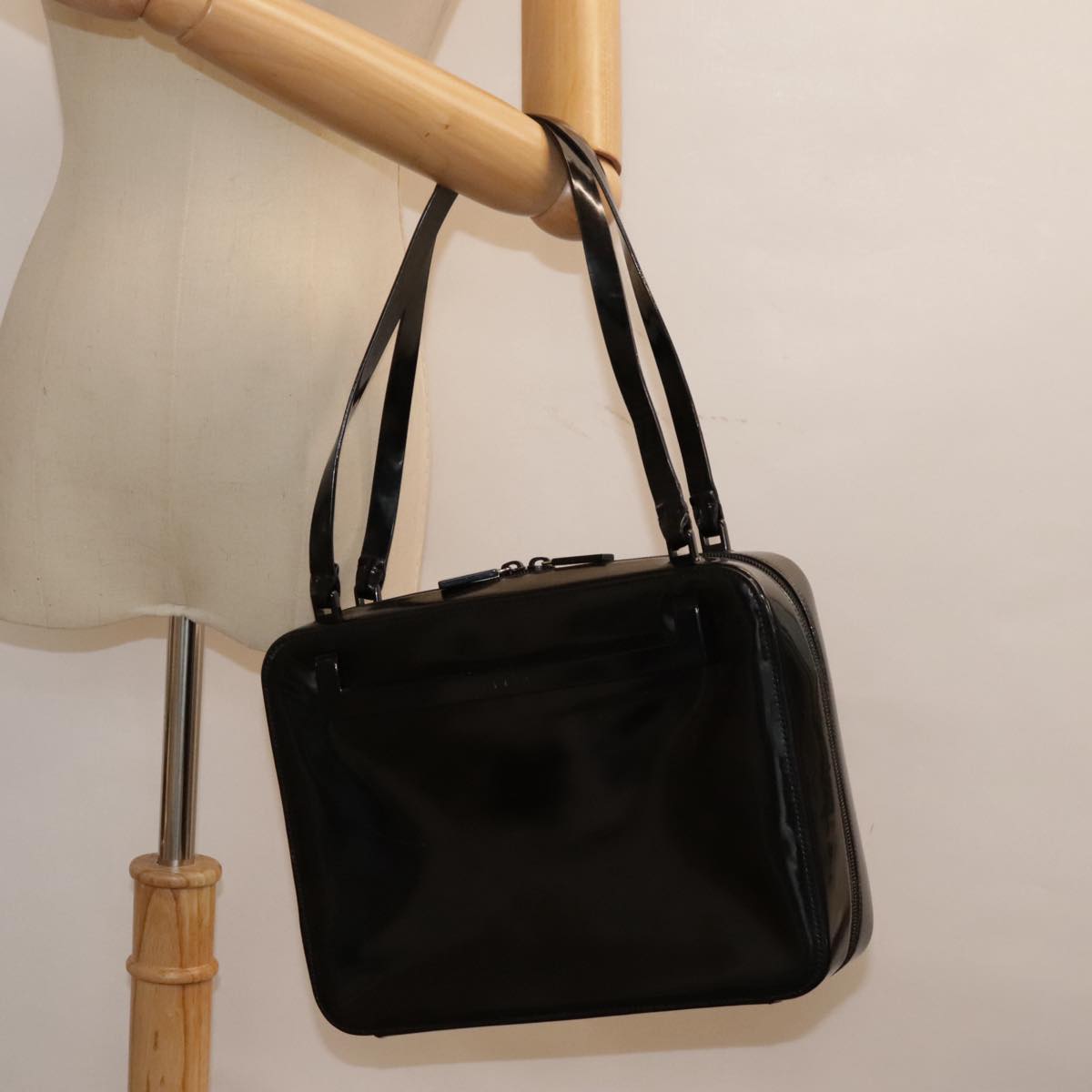 GUCCI Shoulder Bag Patent leather Black Auth yk15405