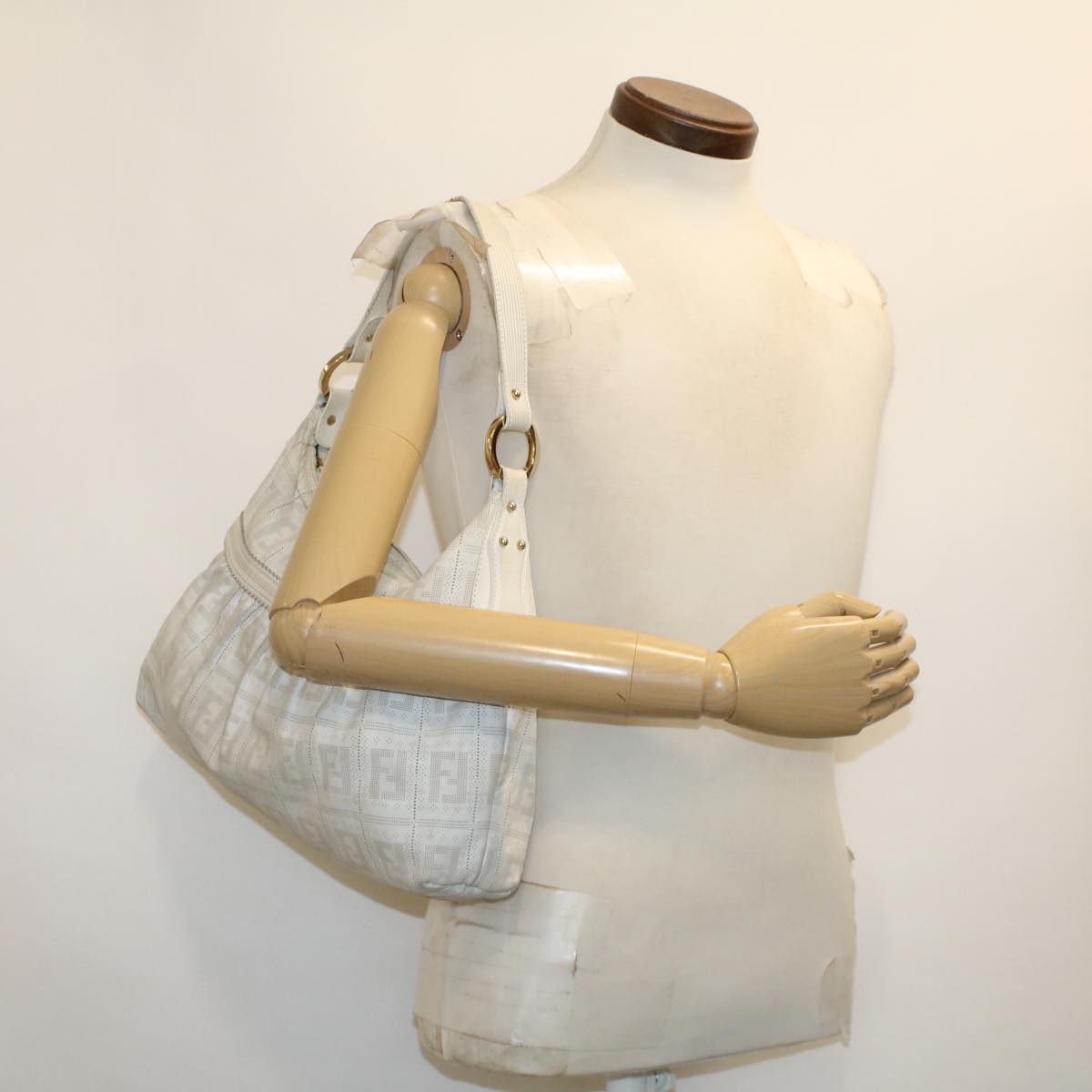 FENDI Punching Shoulder Bag Leather White 2241-8BR448-RM7-068 Auth yk7008B