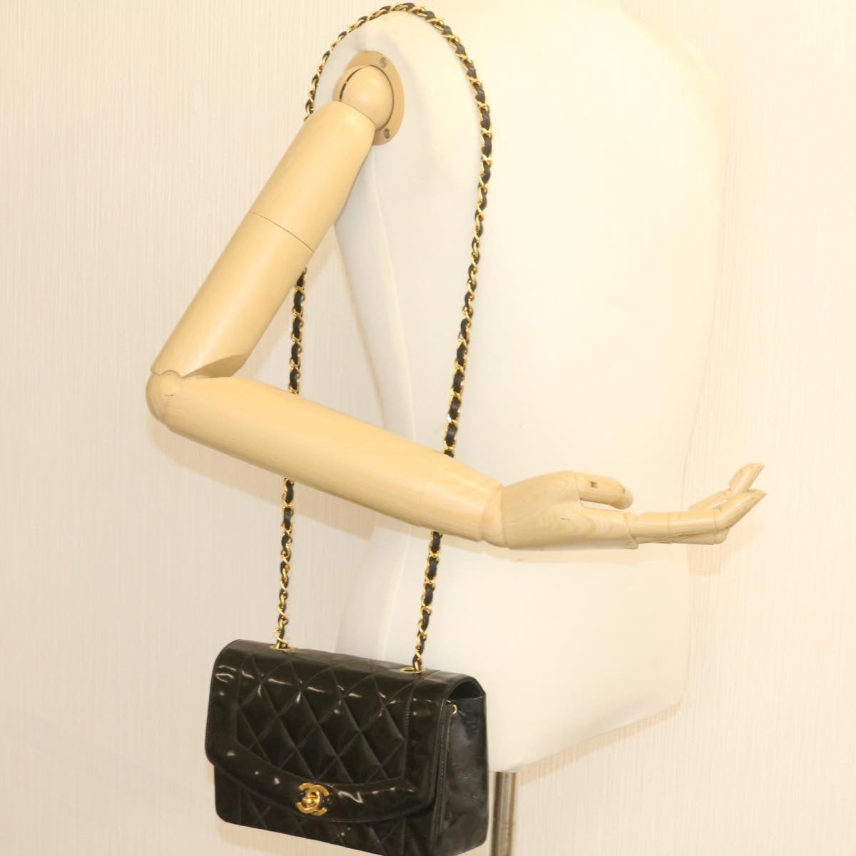 CHANEL Diana Matelasse Flap Chain Shoulder Bag enamel Black Gold CC Auth 22959A