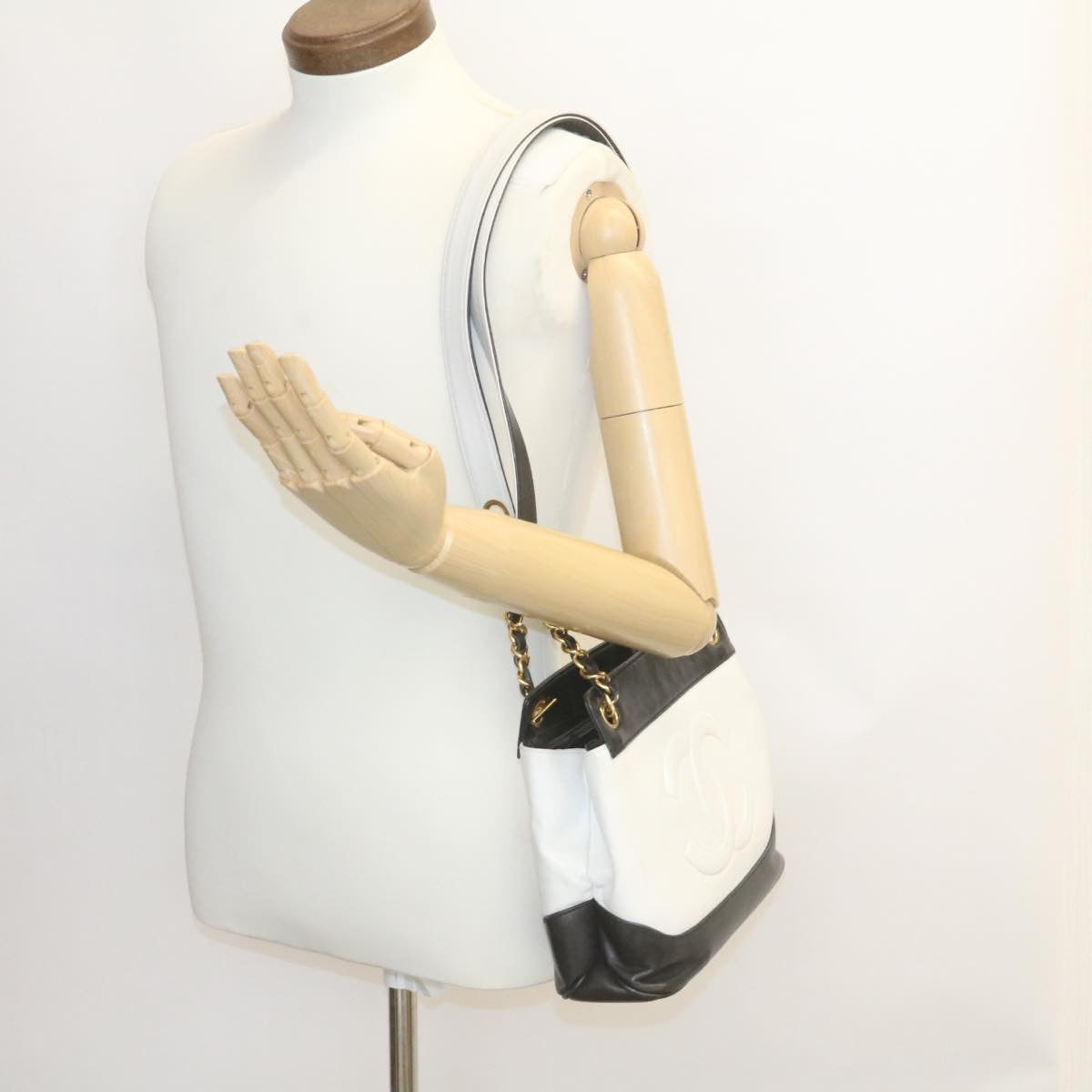 CHANEL Chain Shoulder Bag Leather Black White CC Auth 28378A