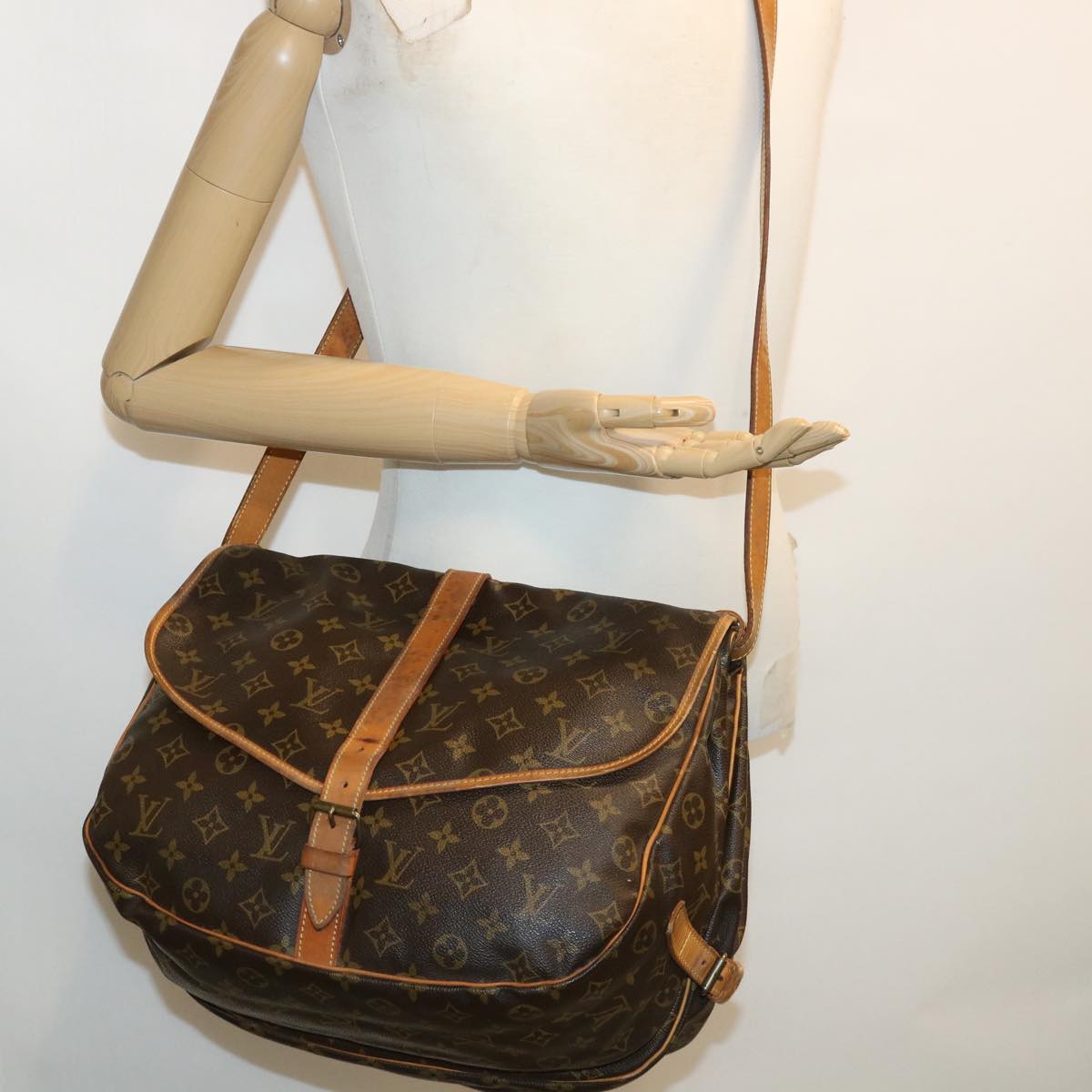 LOUIS VUITTON Monogram Saumur 35 Shoulder Bag M42254 LV Auth 28705