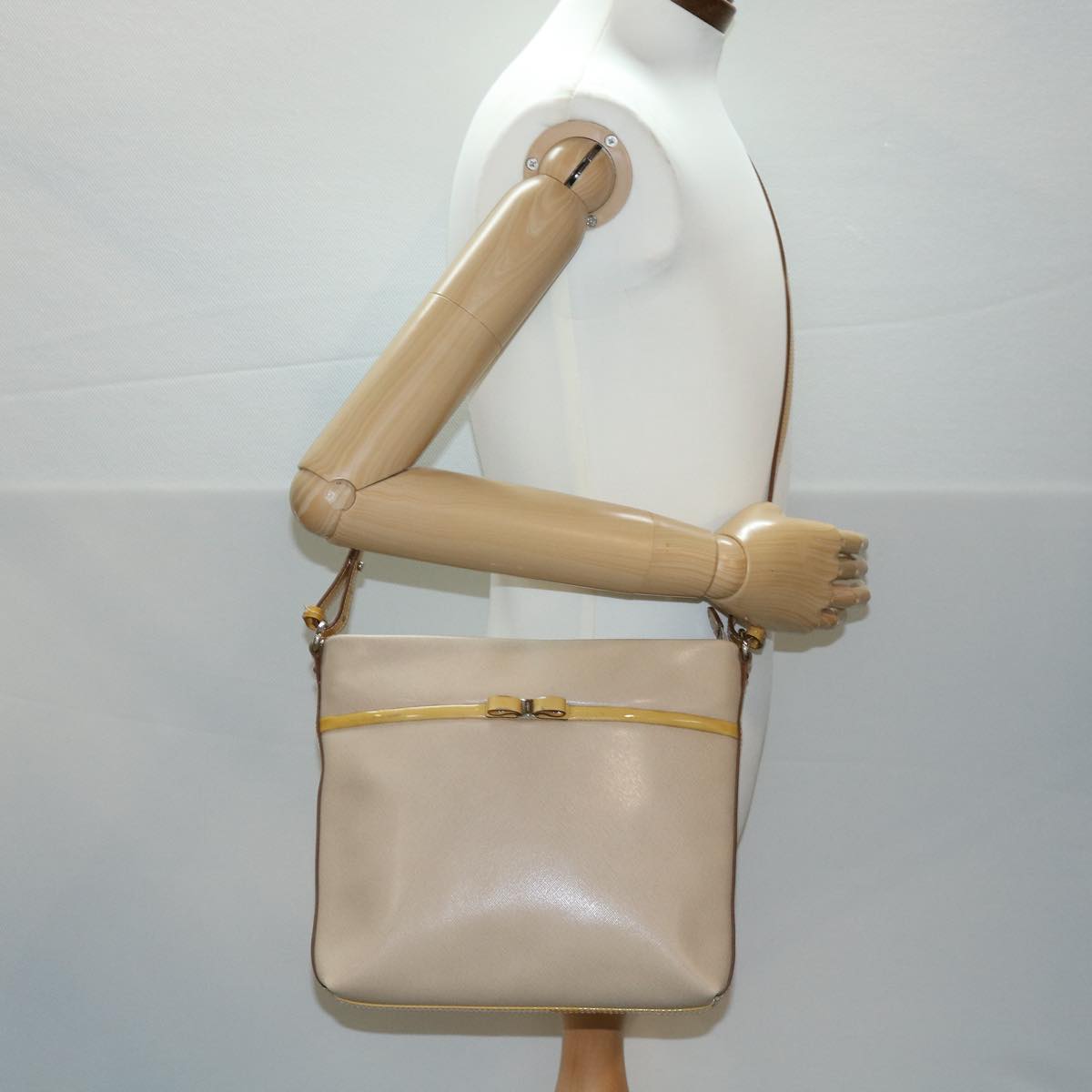 Salvatore Ferragamo Shoulder Bag Leather Beige Auth 30394