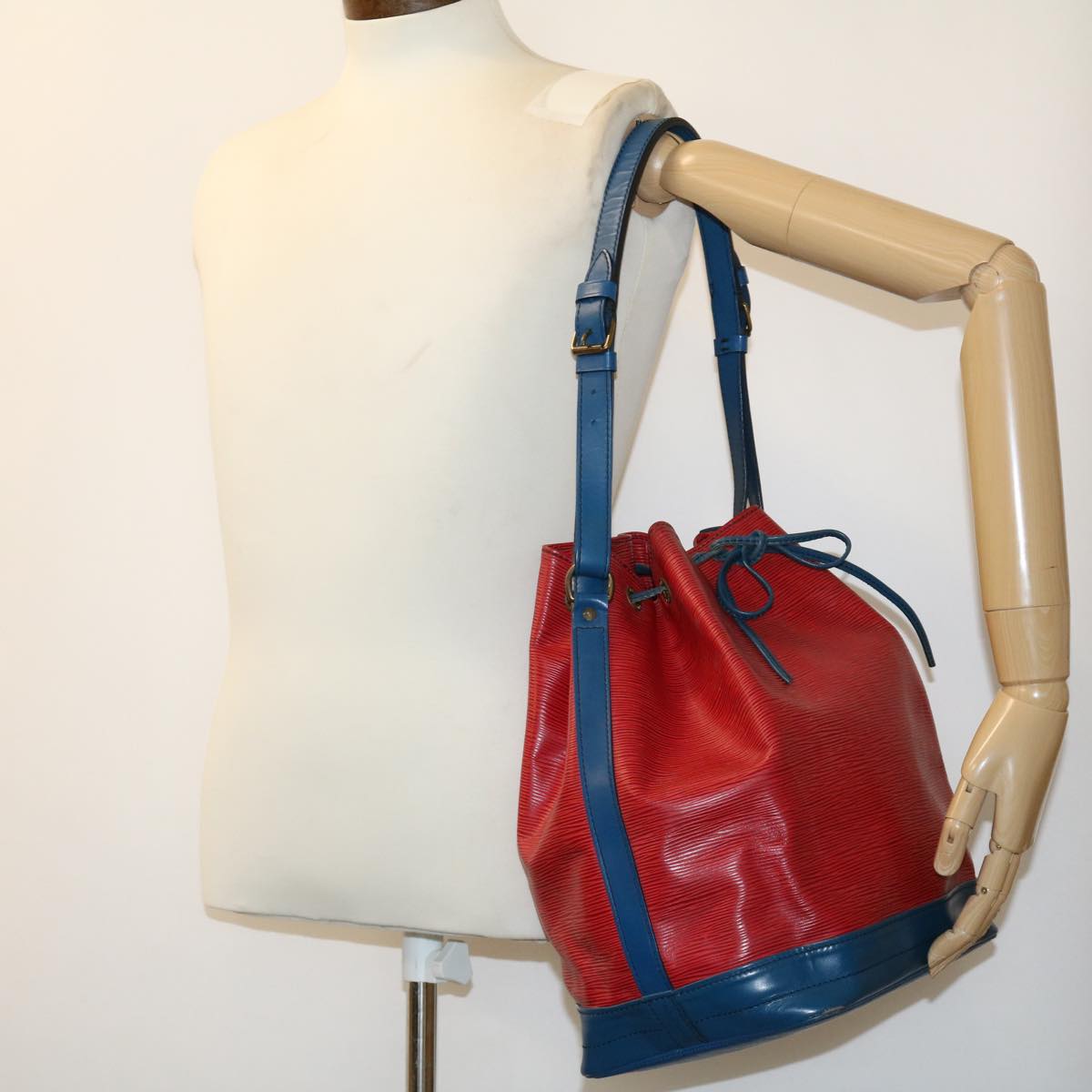 LOUIS VUITTON Epi Noe Shoulder Bag Red Blue M44084 LV Auth 30435