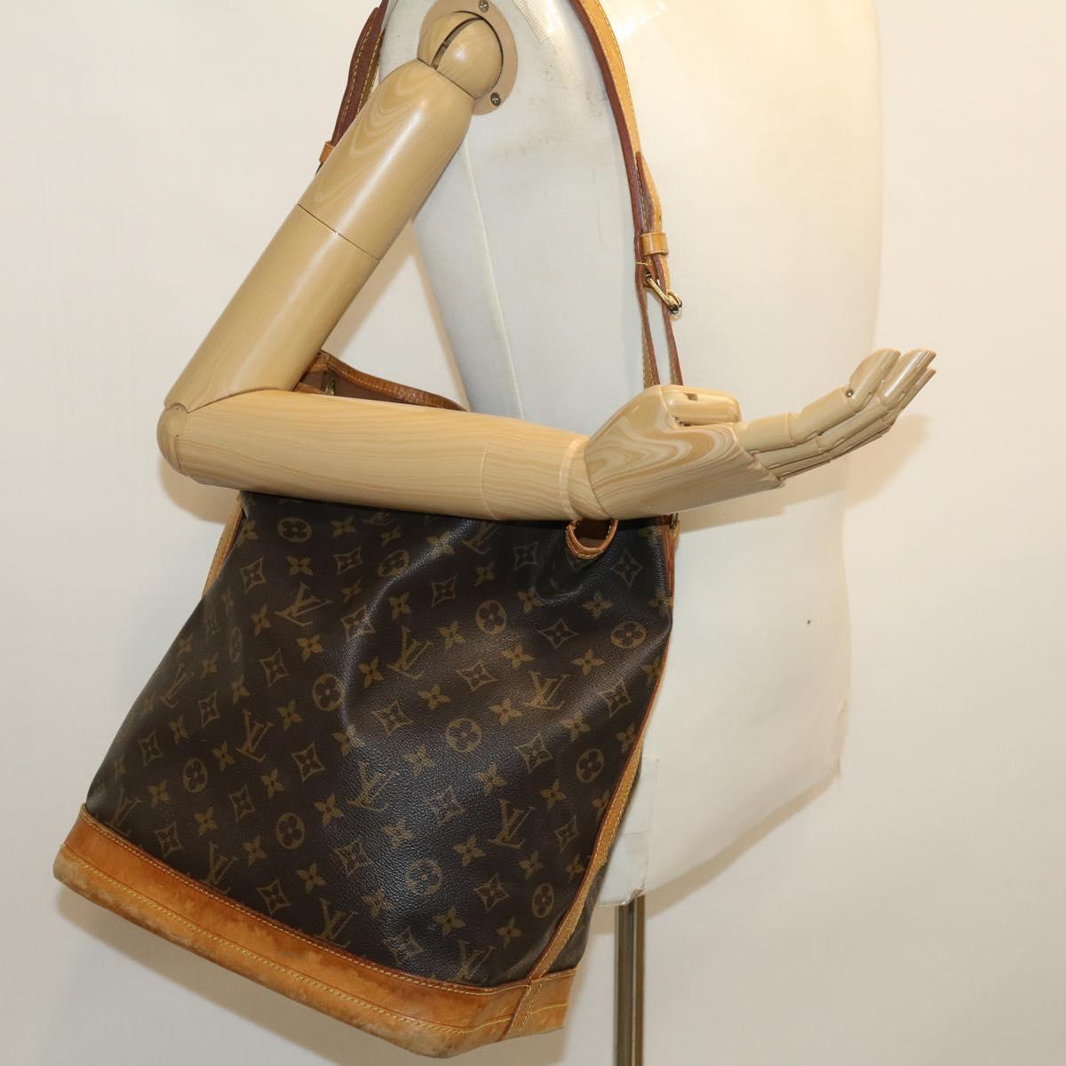 LOUIS VUITTON Monogram Noe Shoulder Bag M42224 LV Auth 30680